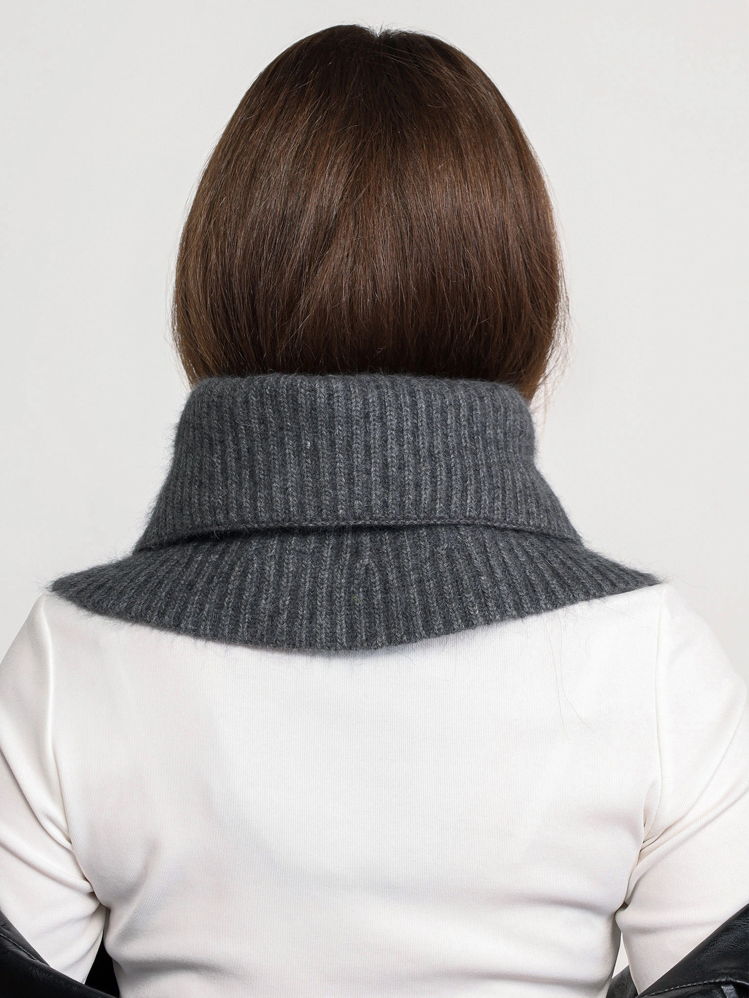 Шарф-манишка с шерстью енота на пуговицах  